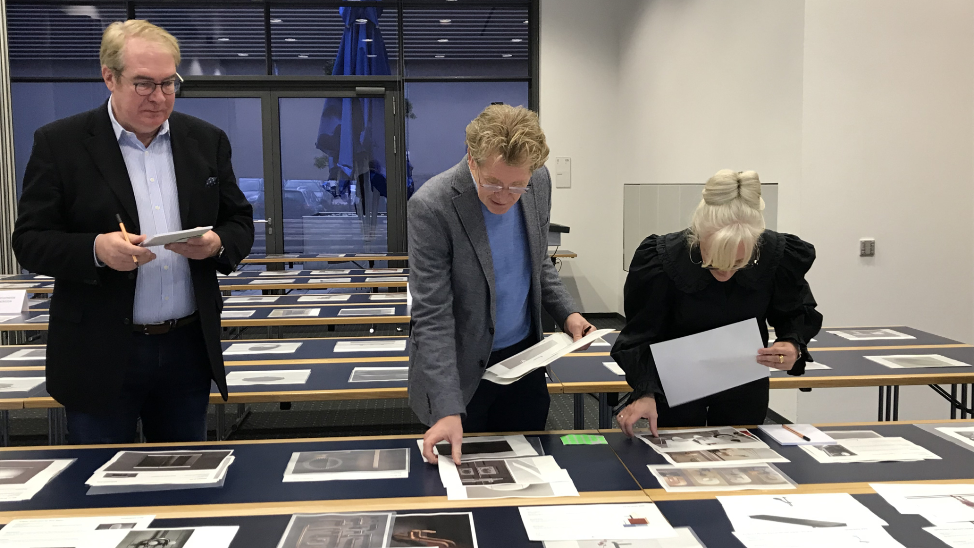 All entries were first considered individually by the jurors and then discussed and evaluated together. From left to right: Jens Wischmann, Bernhard Heitz and Dr. Sandra Hofmeister. (Source: Messe Frankfurt Exhibition GmbH)