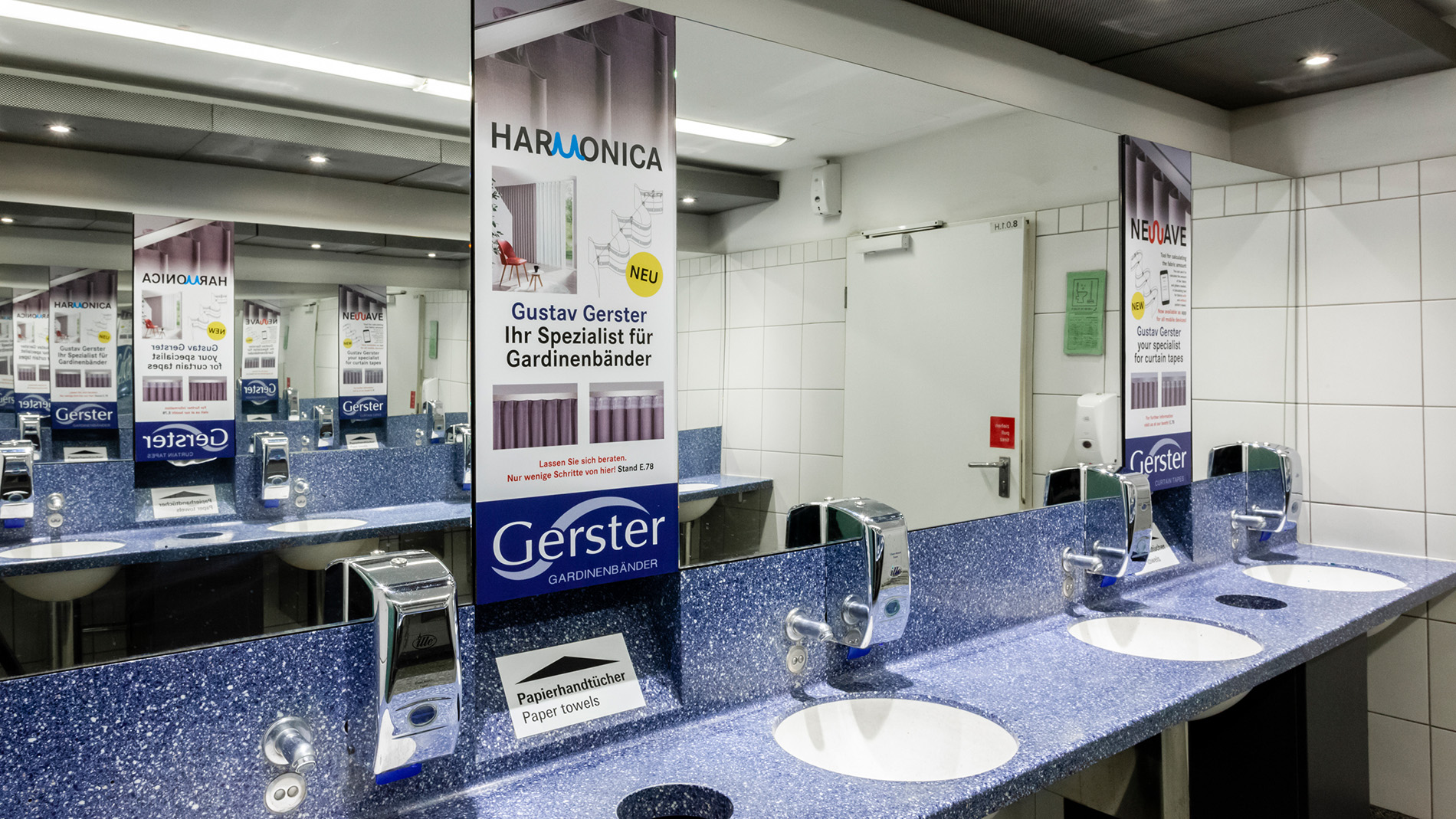 Werbung auf einem Spiegel in einem WC auf dem Frankfurter Messegelände