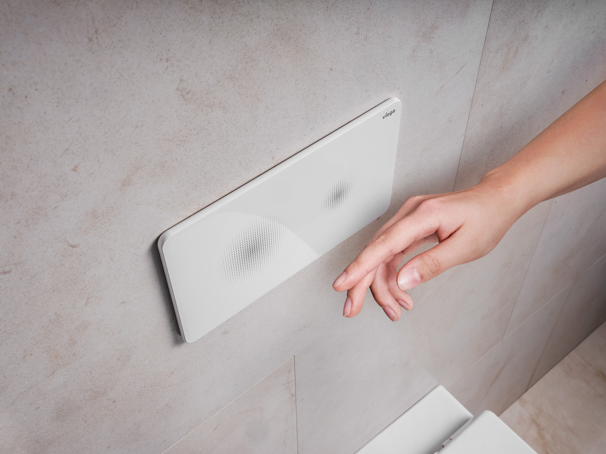 Touching WC actuator plates can be avoided: Electrified actuator plates trigger when the hand is held in a little distance in front of the desired flush function, thus creating the desired distance to bacteria and viruses.