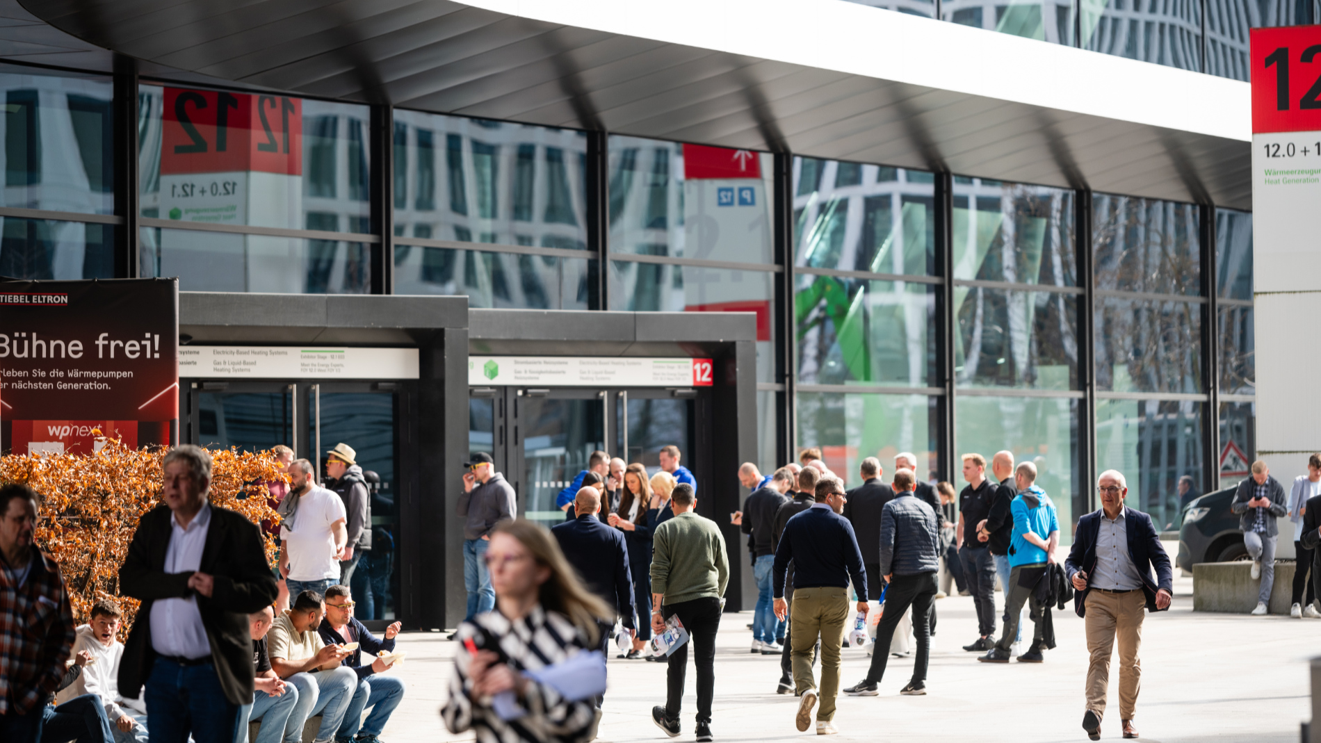 Besucher vor einer Messehalle