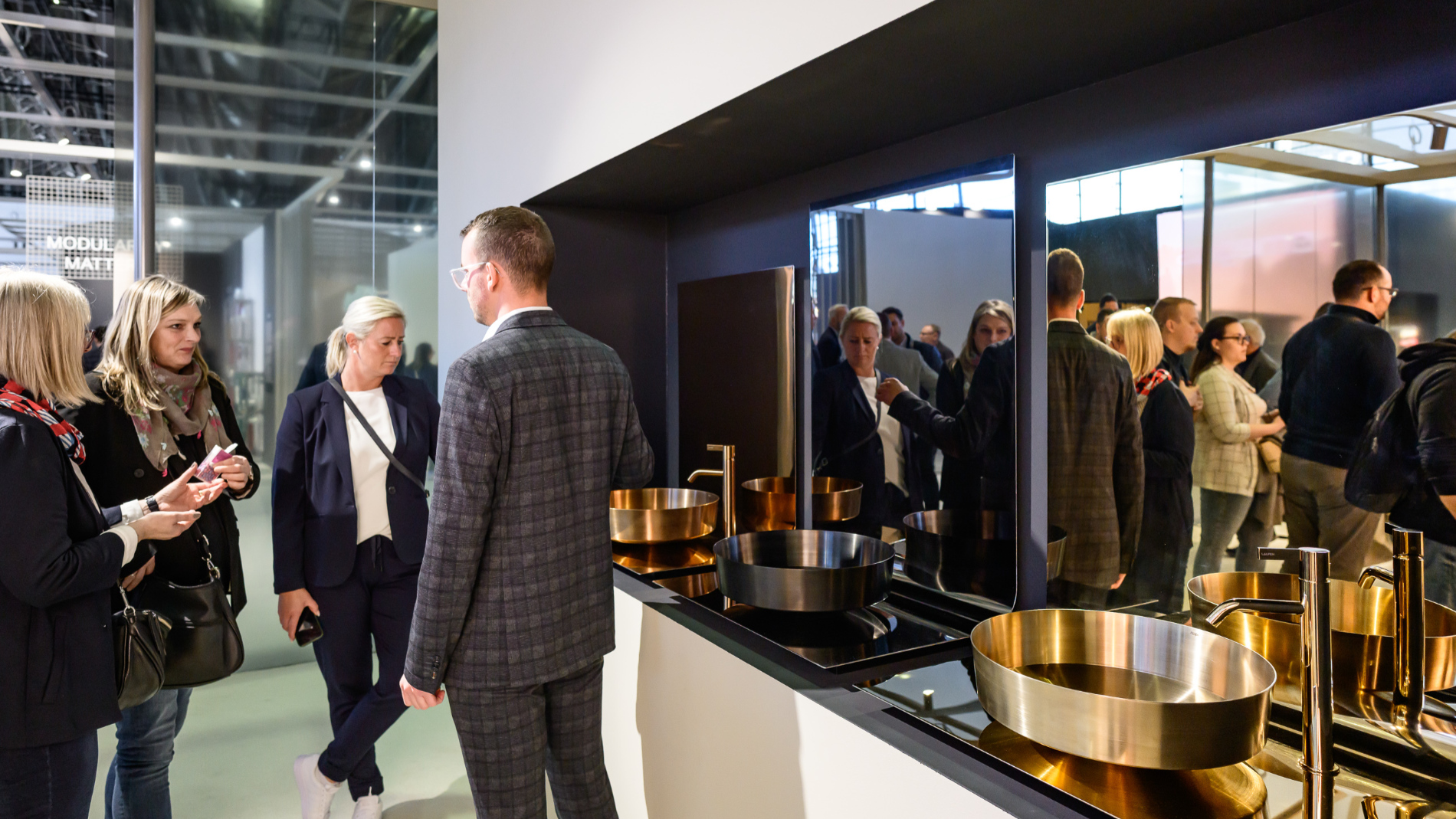 ISH-Besucher und -Aussteller im Gespräch