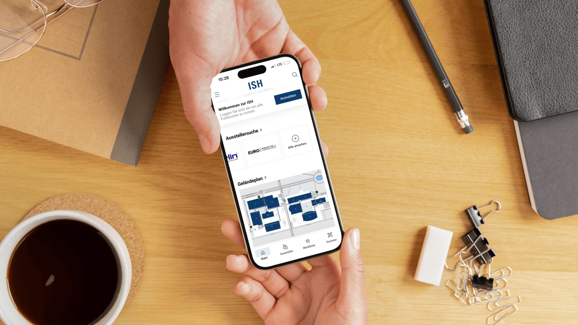 Ein Smartphone zeigt die ISH Navigator App