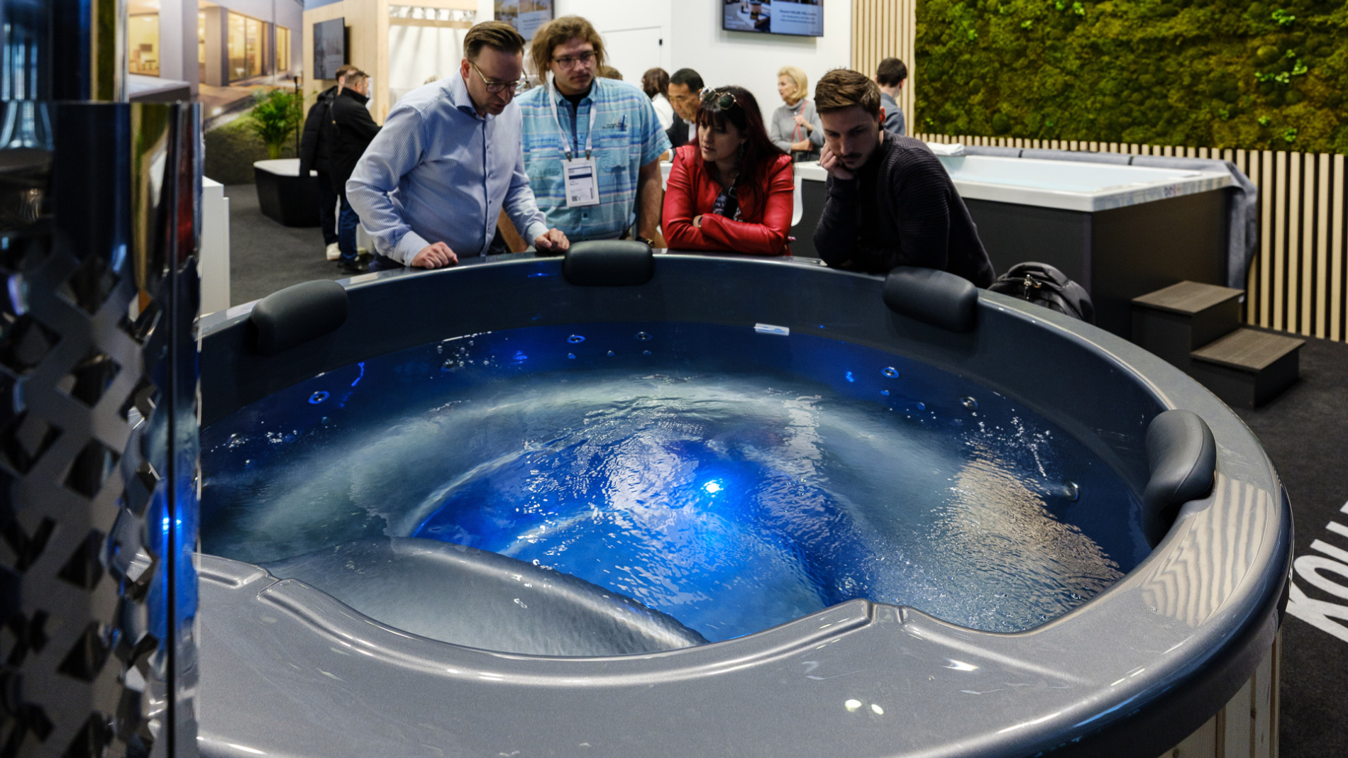 ISH-Besucher stehen vor einem mit Wasser gefüllten Pool