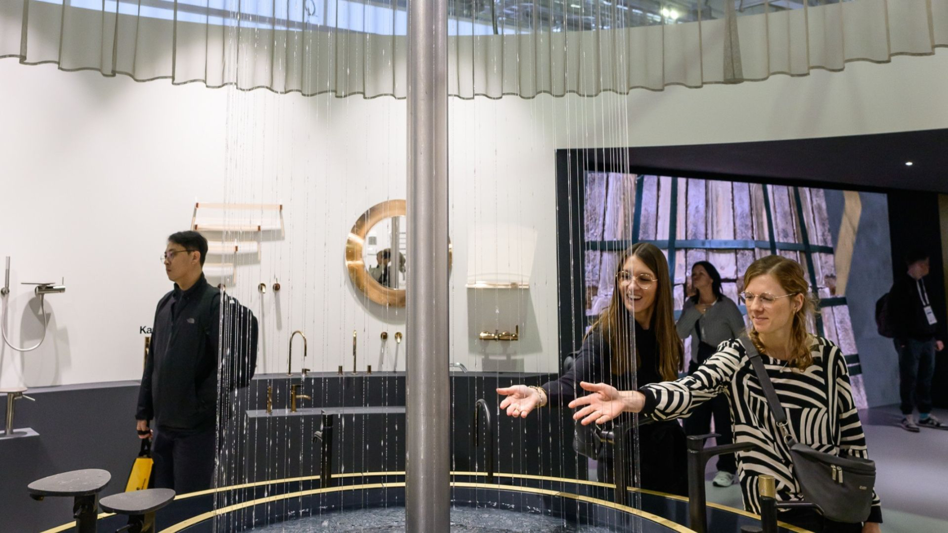 Messebesucher stehen an einem runden Indoor-Pool